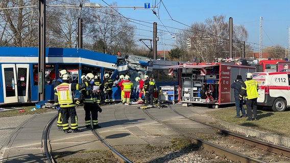 Auf einer Kreuzung in Rostock sind zwei Straßenbahnen zusammengestoßen. © ndr.de Foto: Christian Kohlhof/ndr.de