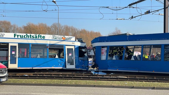 Unfall zwischen zwei Straßenbahnen in Rostock: Die Führerstände der Bahnen wurden weitgehend zerstört. © ndr.de Foto: Christian Kohlhof/ndr.de