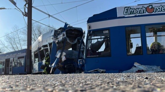 Auf einer Kreuzung in Rostock sind zwei Straßenbahnen zusammengestoßen. © NDR.de Foto: Christian Kohlhof/ndr.de