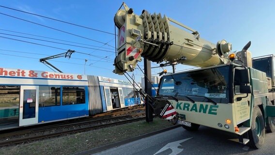 Ein Kran macht sich nach dem Zusammenstoß zweier Straßenbahnen in Rostock zum Bergen dieser bereit. © NDR.de Foto: Christian Kohlhof/ndr.de