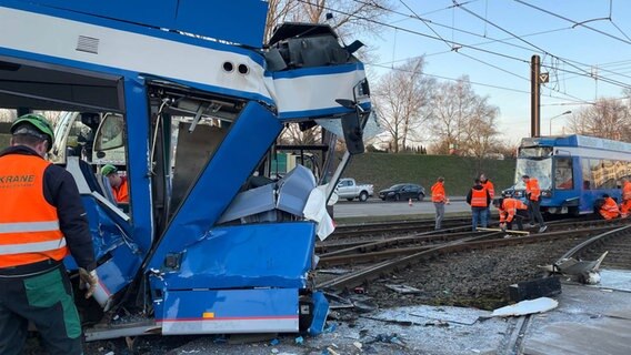 Aufräumarbeiten nach dem schweren Straßenbahnunfall in Rostock. © NDR.de Foto: Christian Kohlhof/ndr.de
