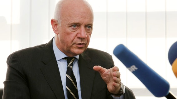 Berthold Brinkmann bei der Pressekonferenz © dpa-Zentralbild Foto: Bernd Wüstneck