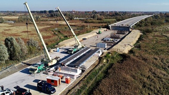 Die Großbaustelle der Autobahn 20 bei Tribsees: Die Montage der Behelfsbrücke beginnt. © dpa-Bildfunk Foto: Bernd Wüstneck