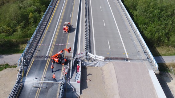 Tribsees: An der Behelfsbrücke für die abgesackte Autobahn A20 wird am letzten Bauteil östlich der Trebeltalbrücke Wartungsarbeiten durchgeführt © dpa-Bildfunk Foto: Stefan Sauer