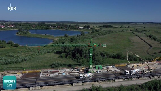 Bauarbeiten an der neuen Brücke über die A20 bei Tribsees.  