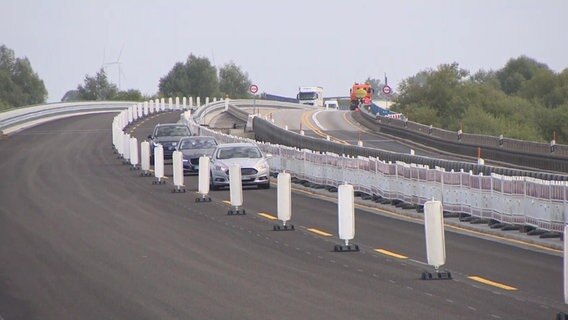 Die ersten Autos fahren über die Trasse in Richtung Westen der neugebauten Ostseeautobahn bei Tribsees.  