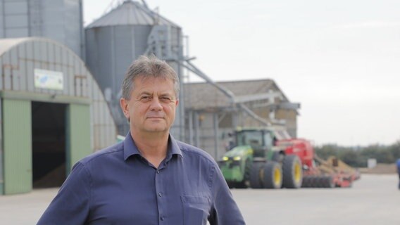 Karsten Trunk, der Geschäftsführer des Görminer Landwirtschaftsbetriebes "Peenetal" GmbH & Co. KG, steht auf seinem Hof. © Privat 