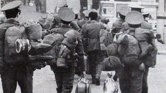 Bepackte Soldaten der GUS brechen auf. © Schweriner Volkszeitung Foto: Herbert Kewitz
