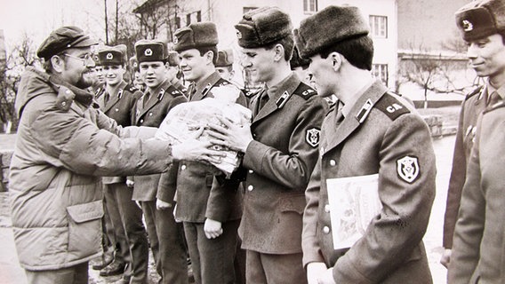 Ein Schweriner überreicht Soldaten der GUS ein Paket. © Ernst Höhne Foto: Ernst Höhne