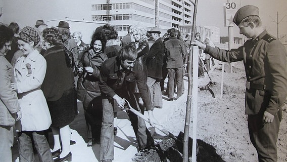 Ein Sowjetsoldat beim Arbeitseinsatz im Schweriner Plattenbauviertel Großer Dreesch. (Aufnahme aus den 1970er-Jahren) © Ernst Höhne Foto: Ernst Höhne