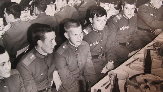 Sowjetsoldaten in einer Schweriner Kaserne bei einem Pressetermin © Ernst Höhne Foto: Ernst Höhne
