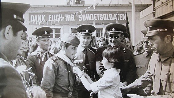 Eine Einheit von Sowjetsoldaten wird in den 1960er-Jahren aus Güstrow verabschiedet. © Ernst Höhne Foto: Ernst Höhne