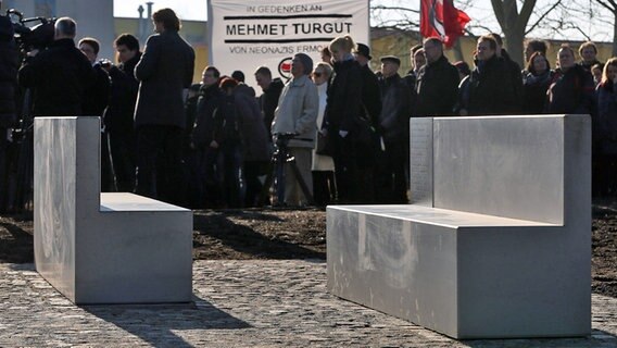 Die Bänke zum Gedenken an Mehmet Turgut sind enthüllt worden. © dpa-Bildfunk Foto: Axel Heimken
