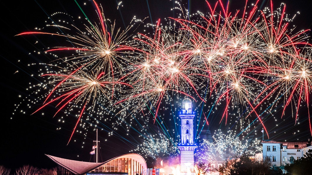 45.000 Besucher beim Turmleuchten in Warnemünde