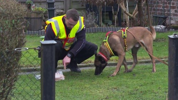 Polizeibeamter mit Fährtensuchhund © NDR Foto: NDR