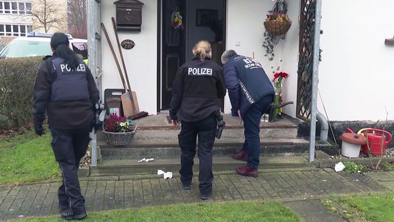 Polizeibeamte bei Ermittlungen © NDR Foto: NDR