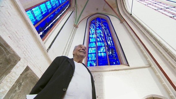 Unter dem Motto "Lichtbogen" gestaltete Uecker insgesamt vier jeweils zehn bis zwölf Meter hohe Fenster. © NDR Foto: NDR