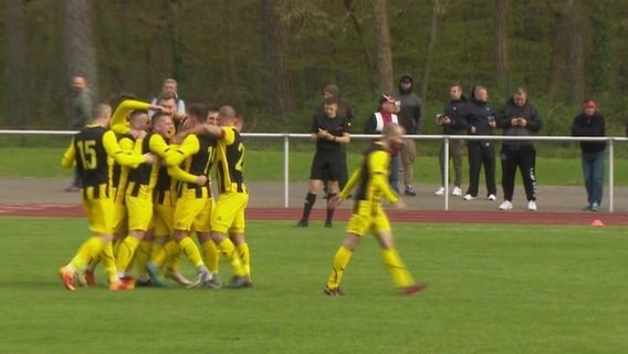 Grenzenlose Freude bei den Spielern der Eintracht Ueckermünde nach dem Treffer zum 2:1 gegen den Greifswalder FC © NDR 