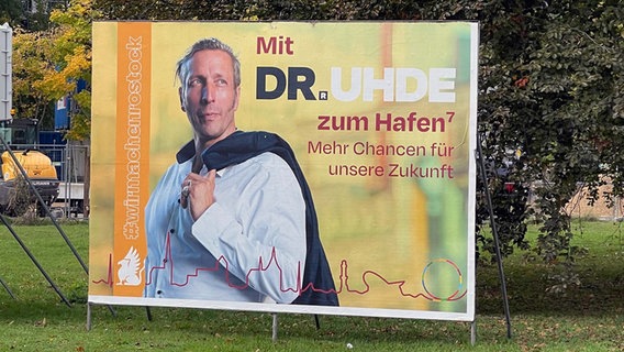 Wahlplakat von Dr. Robert Uhde, parteiloser OB-Kandidat in Rostock. © NDR.de Foto: Marian Thürmer/NDR.de