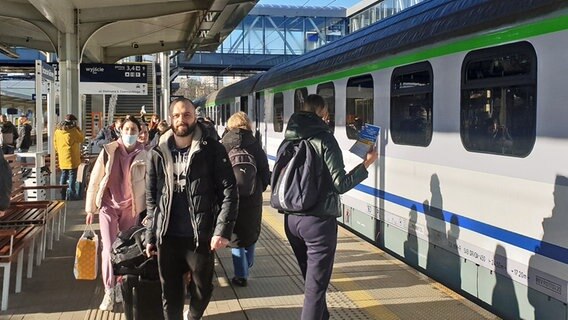 Eine Flüchtlingsfamilie aus der Ukraine auf einem Bahnsteig im Stettiner Bahnhof. © Sven-Peter Martens Foto: Sven-Peter Martens