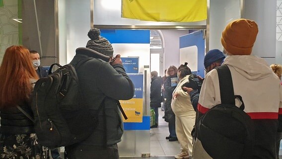 Flüchtlinge aus der Ukraine stehen an einer für sie eingerichteten Informationsstelle im Stettiner Bahnhof an. © Sven-Peter Martens Foto: Sven-Peter Martens