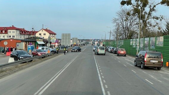 Blick aus Reisebus auf die polnisch-ukrainische Grenze  Foto: Christoph Kümmritz