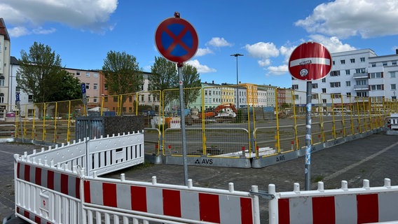 Der Ulmenmarkt in Rostock wird für parkende Autos gesperrt. © J.J.Gericke Foto: J.J.Gericke