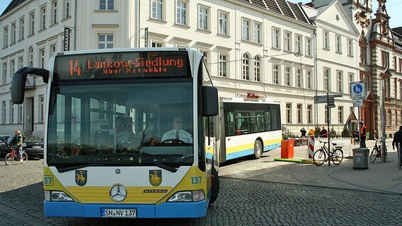 Ein Bus fährt durch die Fußgängerzone © NDR Foto: Thomas Potapski