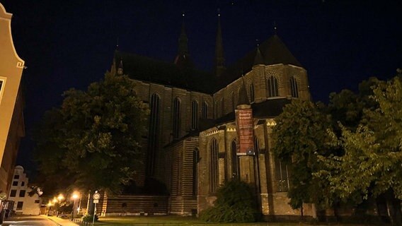 Die unbeleuchtete Rostocker Marienkirche © NDR.de Foto: Jürn-Jakob Gericke/NDR.de