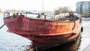 Rostock: Das Wrack vom Bäderschiff "Undine" wird im Stadthafen für das Abschleppen vorbereitet. © Frank Hormann/dpa +++ dpa-Bildfunk +++ Foto: Frank Hormann/dpa +++ dpa-Bildfunk +++