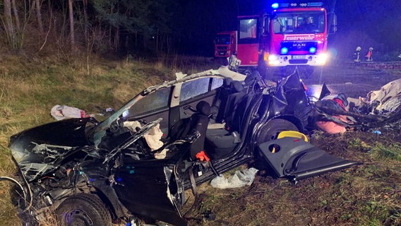 Schwerer Verkehrsunfall mit mehreren Fahrzeugen auf der A24 zwischen Wittenburg und Zarrentin mit drei Toten. © NonstopNews Foto: Michael Brockmöller