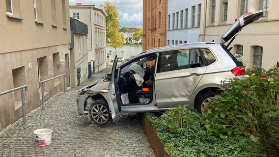 Der Autofahrer fuhr über eine Treppenanlage gegen eine Hauswand. © ndr.de Foto: Andreas Lußky