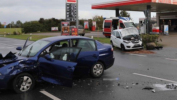 Auf der B105 in Bargeshagen stehen in Höhe einer Tankstelle nach einem Unfall die Wracks zweier Autos. © Tretropp Foto: Stefan Tretropp