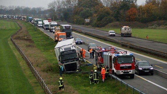 Lkw-Unfall auf der A24 bei Neustadt-Glewe © Ralf Drefin Foto: Ralf Drefin