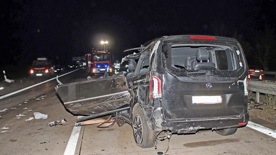 Nach einem Unfall steht ein zerstörtes Auto auf der A24 bei Hagenow, im Hintergrund sind Feuerwehrfahrzeuge. © Ralf Drefin Foto: Ralf Drefin