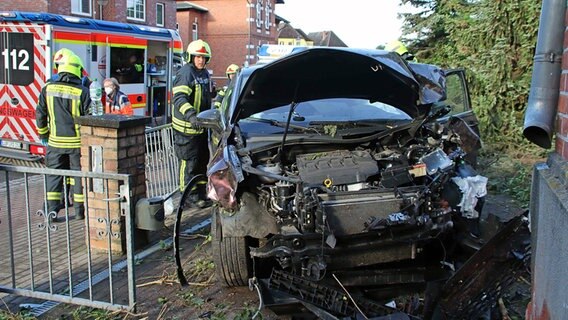 Autowrack an Hauswand in Neustadt-Glewe © Ralf Drefin Foto: Ralf Drefin