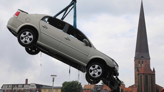 Ein 74-jähriger Autofahrer ist bei einem Unfall in Rostock in der Warnow gelandet. Die Feuerwehr hat das Fahrzeug inzwischen geborgen.  Foto: Stefan Tretropp