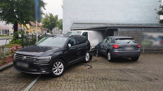 Bei einem Verkehrsunfall auf dem Gelände eines Autohauses in der Anklamer Straße in Greifswald wurden zwei Menschen verletzt. © Polizeiinspektion Anklam Foto: Polizeiinspektion Anklam