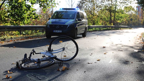 Ein Fahrrad liegt nach einem Unfall auf der Straße. © Stefan Tretropp Foto: Stefan Tretropp