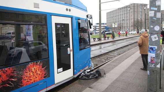 Unter einer Straßenbahn in Rostock liegt ein Fahrrad. © Stefan Tretropp Foto: Stefan Tretropp