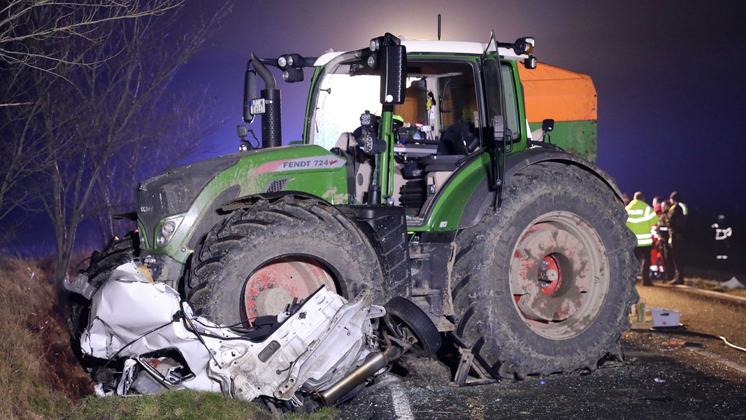 Auto gerät unter Trecker - Fahrer stirbt nach Unfall