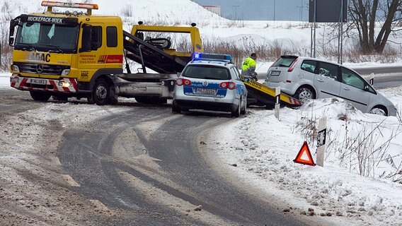 Ein ADAC-Abschleppfahrzeug zieht einen Wagen aus dem Graben. Ein ADAC-Abschleppfahrzeug zieht einen Wagen aus dem Graben. © dpa Foto: Jens Büttner