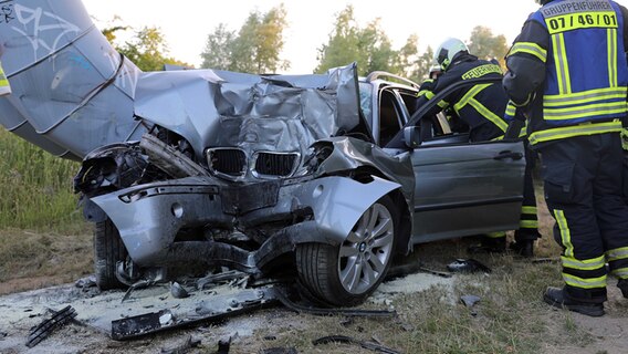 An dem Unfallwagen entstand Totalschaden © NDR/ Stefan Tretropp 