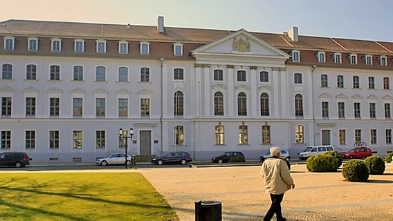 Vorderseite des Hauptgebäudes der Universität Greifswald. © dpa Foto: Jens Büttner