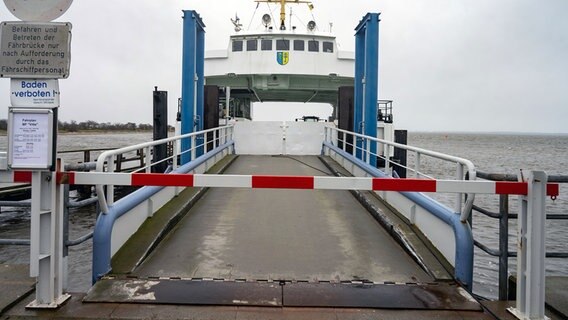 Die Fähre "Vitte" liegt im Hafen von Schaprode fest. © dpa-Bildfunk Foto: Stefan Sauer/dpa