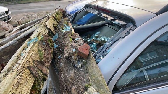 Eine Mauer fiel auf geparkte Autos in Wolgast © Tilo Wallrodt Foto: Tilo Wallrodt