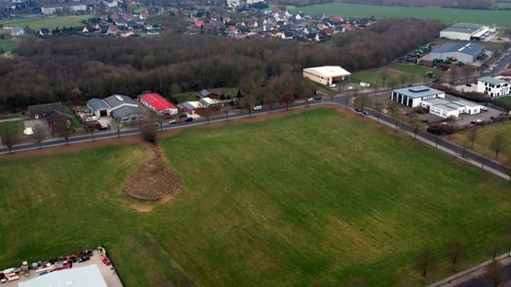 Auf dieser Grünfläche im Industriegebiet von Upahl soll das Containerdorf für Flüchtlinge entstehen. Auf dieser Grünfläche im Industriegebiet von Upahl soll das Containerdorf für Flüchtlinge entstehen. © NDR