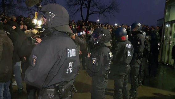 In Grevesmühlen demonstrierten vor der Sondersitzung des Kreistags rund 700 Menschen gegen ein geplantes Flüchtlings-Containerdorf in Upahl. © NDR 