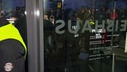 In Grevesmühlen demonstrierten vor der Sondersitzung des Kreistags rund 700 Menschen gegen ein geplantes Flüchtlings-Containerdorf in Upahl. © NDR 