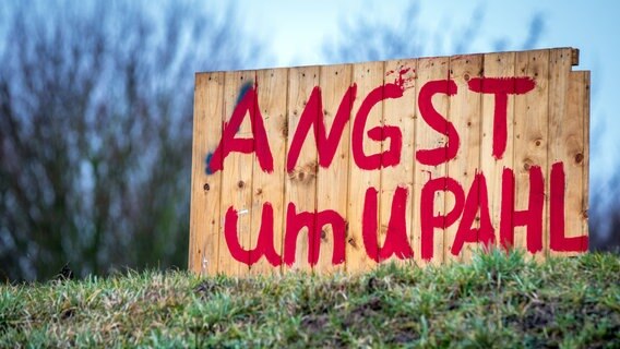 Angst um Upahl· steht auf einem Schild nahe dem Ortseingang von Upahl. © Jens Büttner/dpa 